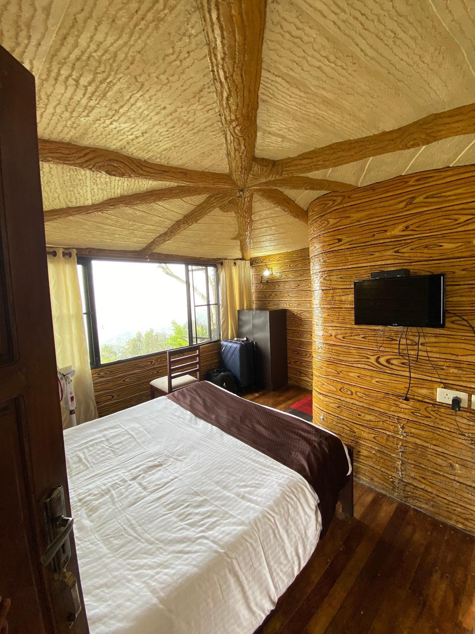 Estate Residency Tree House & Cave Room x Solis Nature
